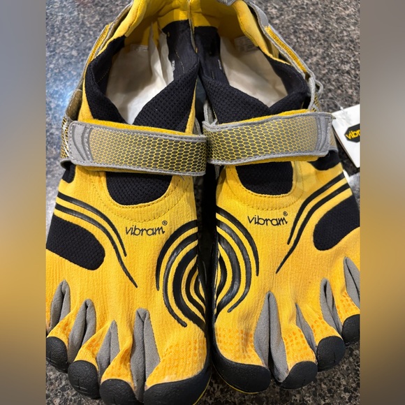 Vibram FiveFingers Yellow and Black Toe Footwear NWT 46 - Picture 2 of 3